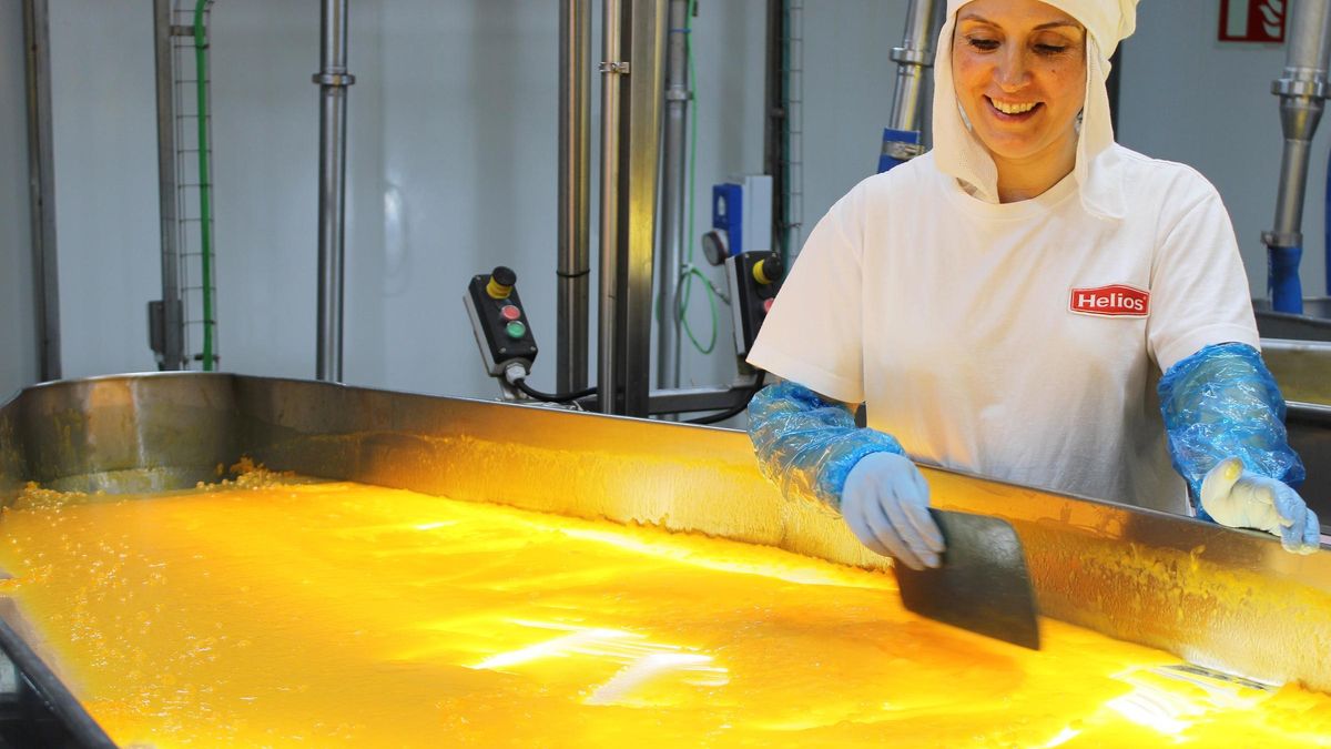 Una trabajadora de la fábrica, en la zona de elaboración de mermeladas.