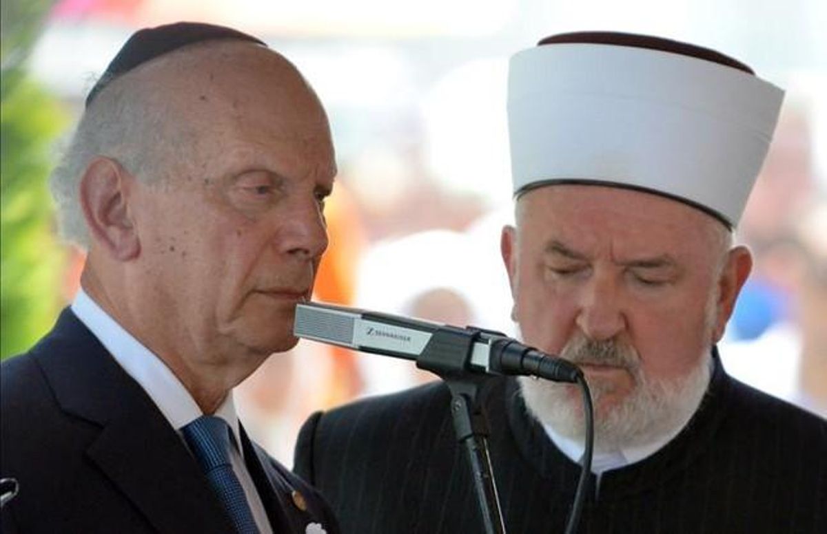Arthur Schneier (esquerra), rabí de Nova York supervivent de l’Holocaust, es dirigeix als assistents al funeral en companyia del màxim clergue islàmic de Bòsnia, Mustafa Ceric.