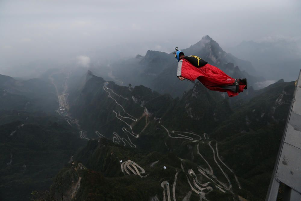 Un participante en una competición de wingsuit en China.