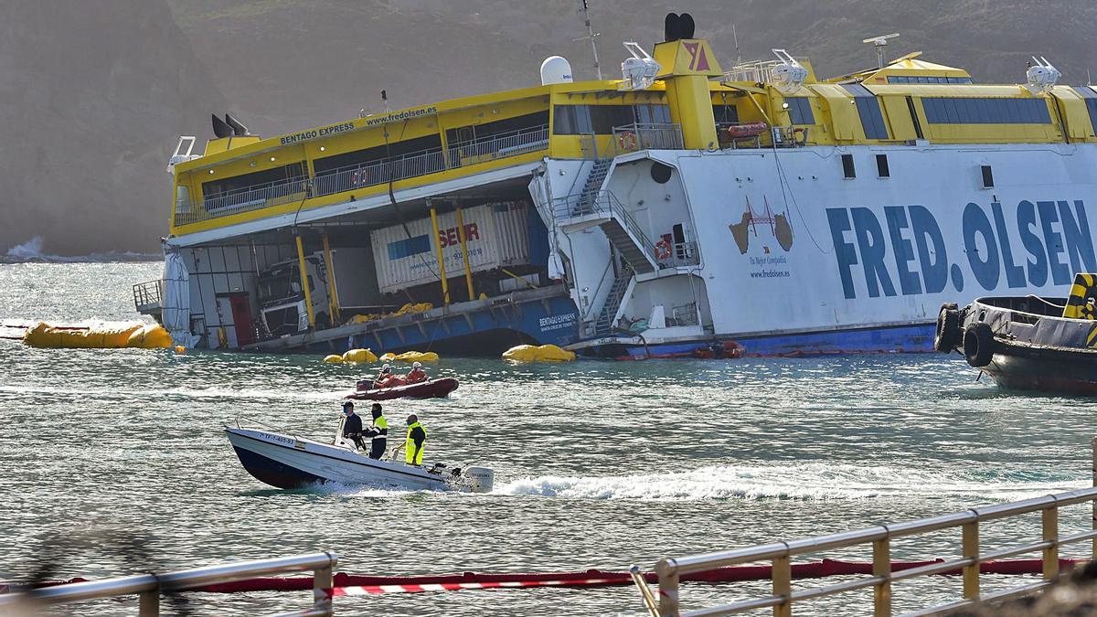 El Bentago Express, hundido ayer en el Muelle de Agaete.