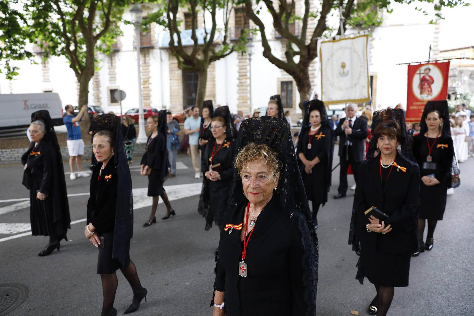 Pétalos, incienso, niños... así fue la procesión del Corpus Christi en Gijón (en imágenes)