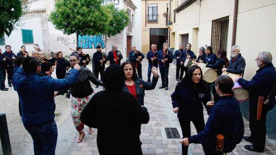 El barrio de La Horta inicia sus fiestas con baile y mucho ritmo