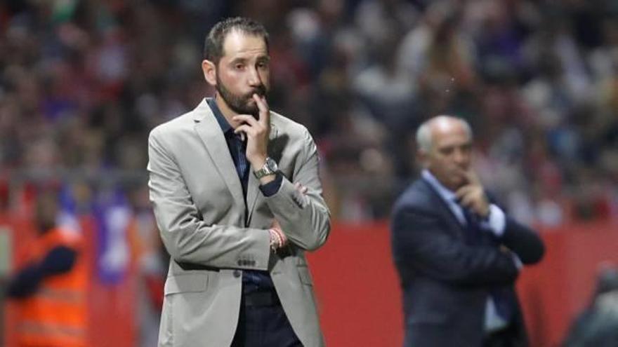 Pablo Machín, pensatiu, durant un partit a Montilivi.