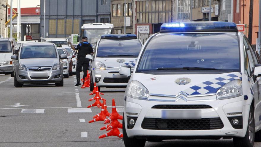 Dos hombres huyen de un control en Vigo y la Policía halla en su coche joyas y relojes robados