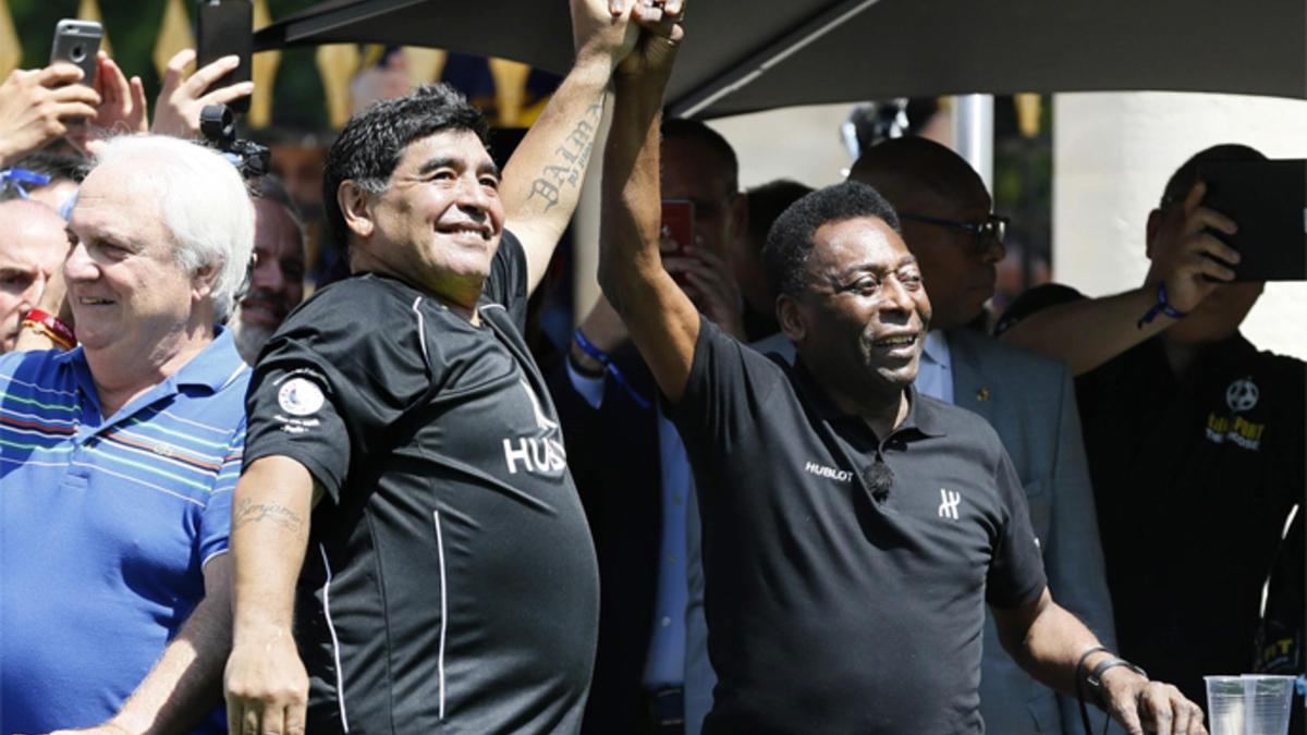 Maradona y Pelé han coincidido este jueves en París en un acto promocional y el argentino ha hablado de Leo Messi