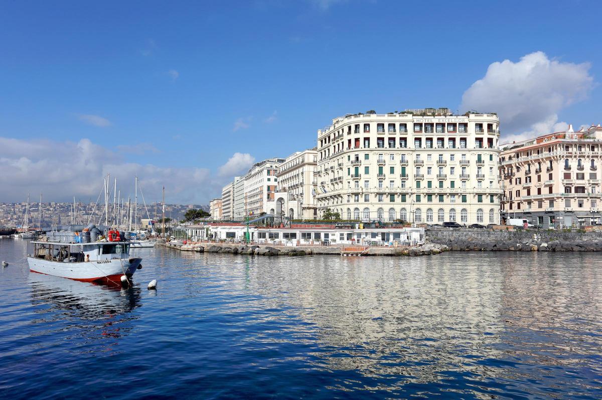 Eurostars Hotel Excelsior en el paseo marítimo de Nápoles