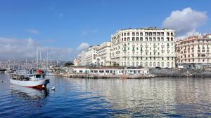 Eurostars Hotel Excelsior en el paseo marítimo de Nápoles