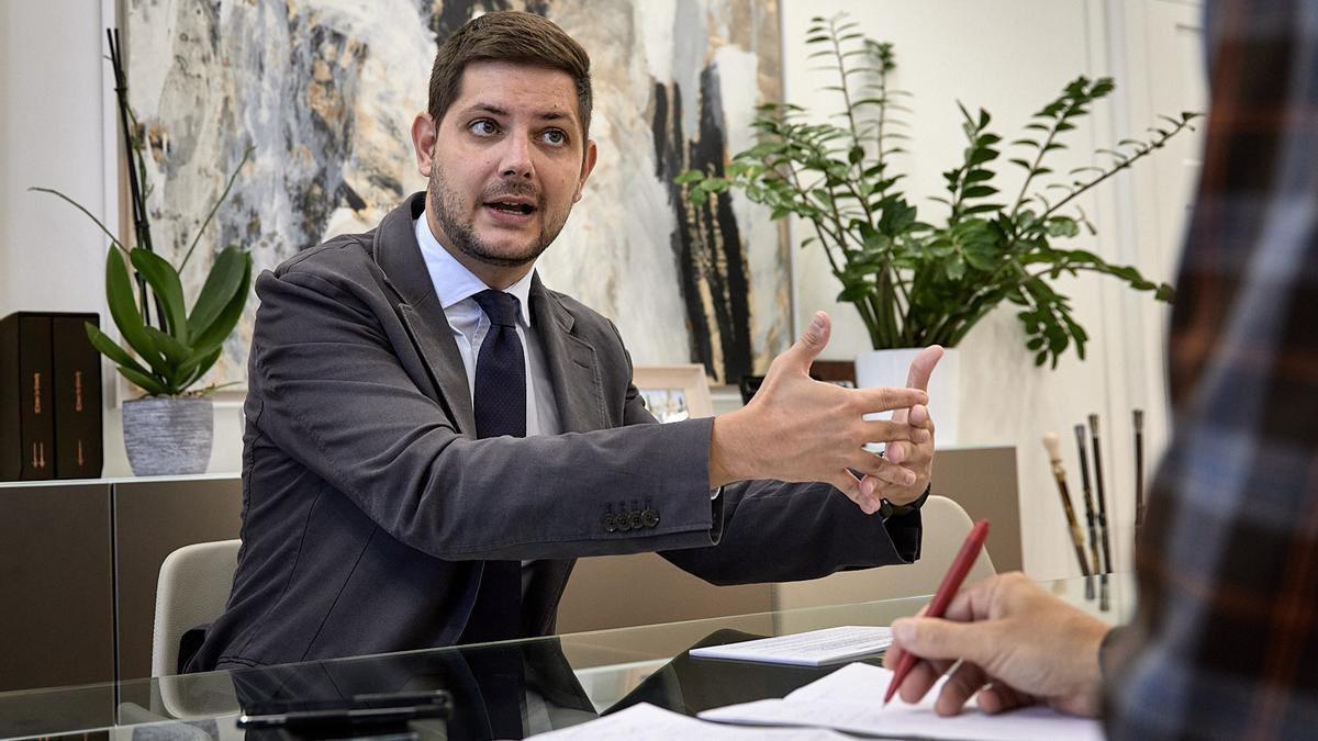José Manuel Prieto, en su despacho de la segunda planta del ayuntamiento, en un momento de la entrevista concedida a Levante-EMV