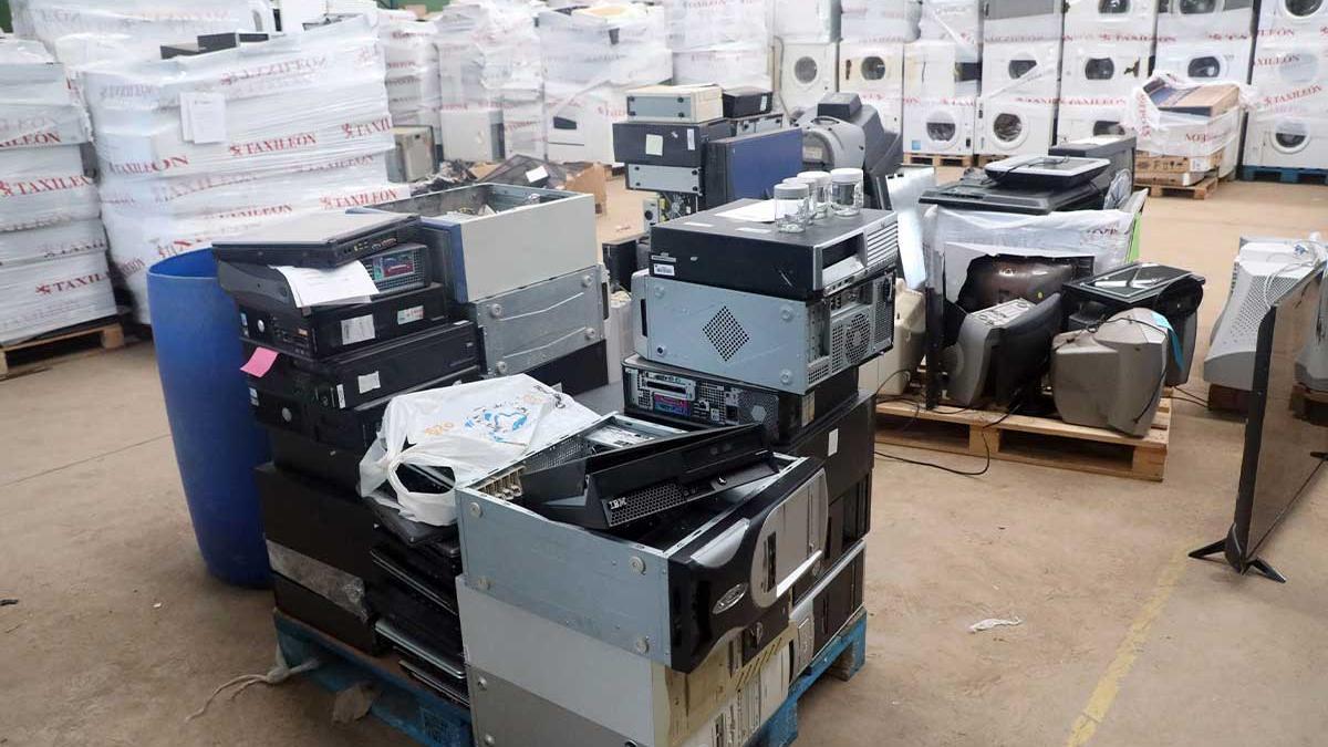 Residuos electrónicos en el almacén de Santiago