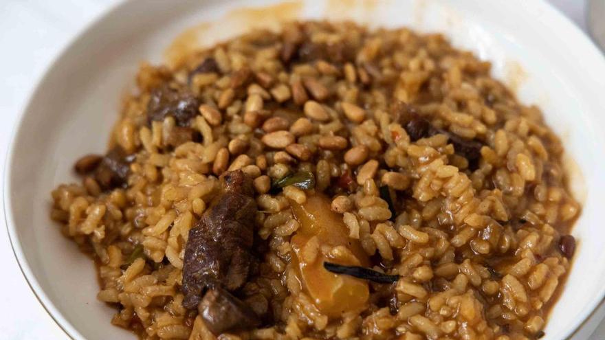 Ca’Vins amb Brases de la Nucía cierra la semana de Menjars de la Terra en las Marinas con un arroz meloso de pato, nísperos de Callosa y piñones como gran protagonista