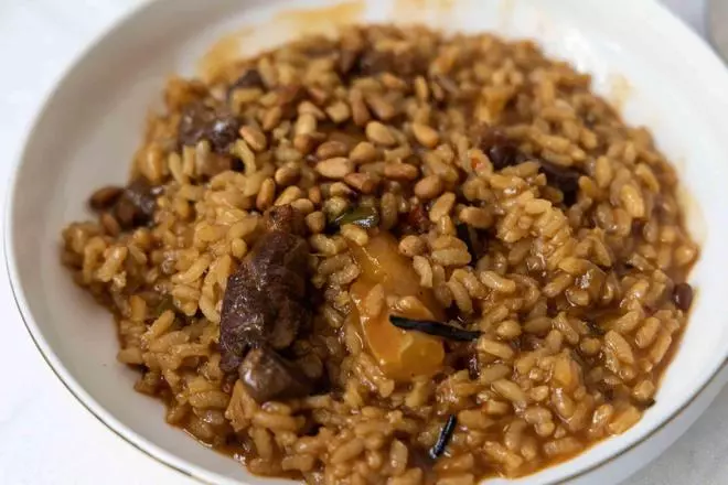 Ca’Vins amb Brases de la Nucía cierra la semana de Menjars de la Terra en las Marinas con un arroz meloso de pato, nísperos de Callosa y piñones como gran protagonista