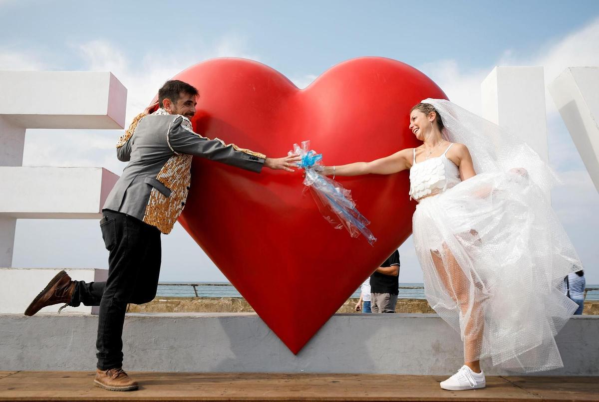 Una pareja celebra una boda en Tel Aviv en plena escalada de contagios de coronavirus.