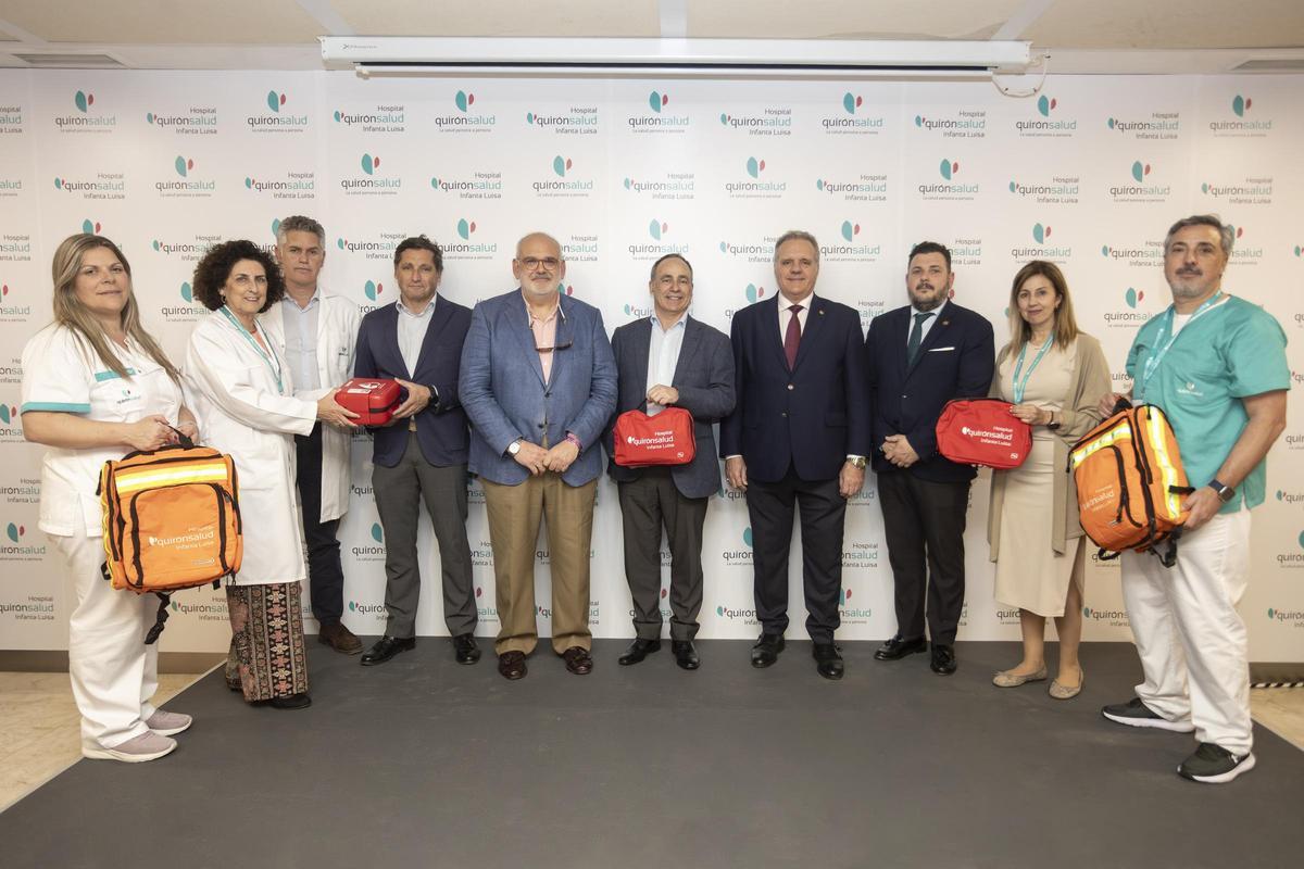 Entrega oficial de entrega del material, de izquierda a derecha; María Ruiz, supervisora de enfermería del Hospital Quirónsalud Infanta Luisa; Dolores Leal, directora de enfermería del centro; Fernando Maroto, director médico del hospital; Guillermo Revuelta, teniente de hermano mayor de la Esperanza de Triana; Javier Fernández, hermano mayor de La O; Rafael Martínez Iturbe, el director gerente del Hospital Quirónsalud Infanta Luisa; Carlos Martín, hermano mayor de la Estrella; Gonzalo Pérez, hermano mayor de San Gonzalo; Arancha Escalante, directora de operaciones del centro hospitalario y David Tarín, enfermero de Quirónsalud Infanta Luisa que va a acompañar a La O el próximo Viernes Santo.