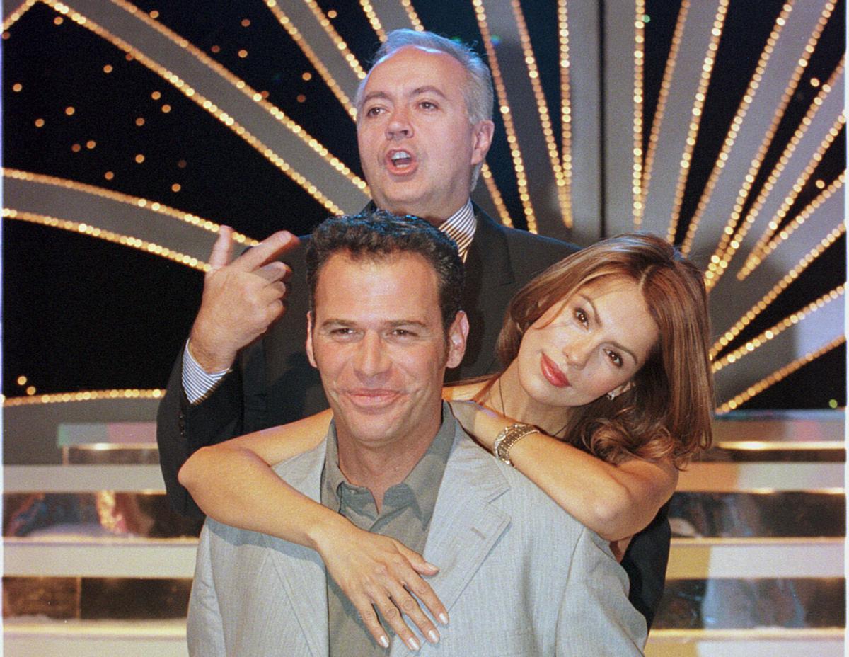 MADRID 09/04/99. TELEVISION RTVE. JACQUELIN DE LA VEGA (C) Y CARLOS LOZANO (D) SERAN LOS PRESENTADORES DEL NUEVO PROGRAMA DE TVE, QUE DIRIGIRA JOSE LUIS MORENO, Y QUE SE LLAMARA NOCHE DE FIESTA. PROGRAMAS TELEVISION PTV " NOCHE DE FIESTA " PRESENTACION , EN LA IMAGEN CARLOS LOZANO , JACQUELINE DE LA VEGA Y JOSE LUIS MORENO (DETRAS) _ PUBLICADA EPC CUADERNO DEL DOMINGO 27/03/2005 P 15 _ MEDIO , PLANO _ PRESENTACION