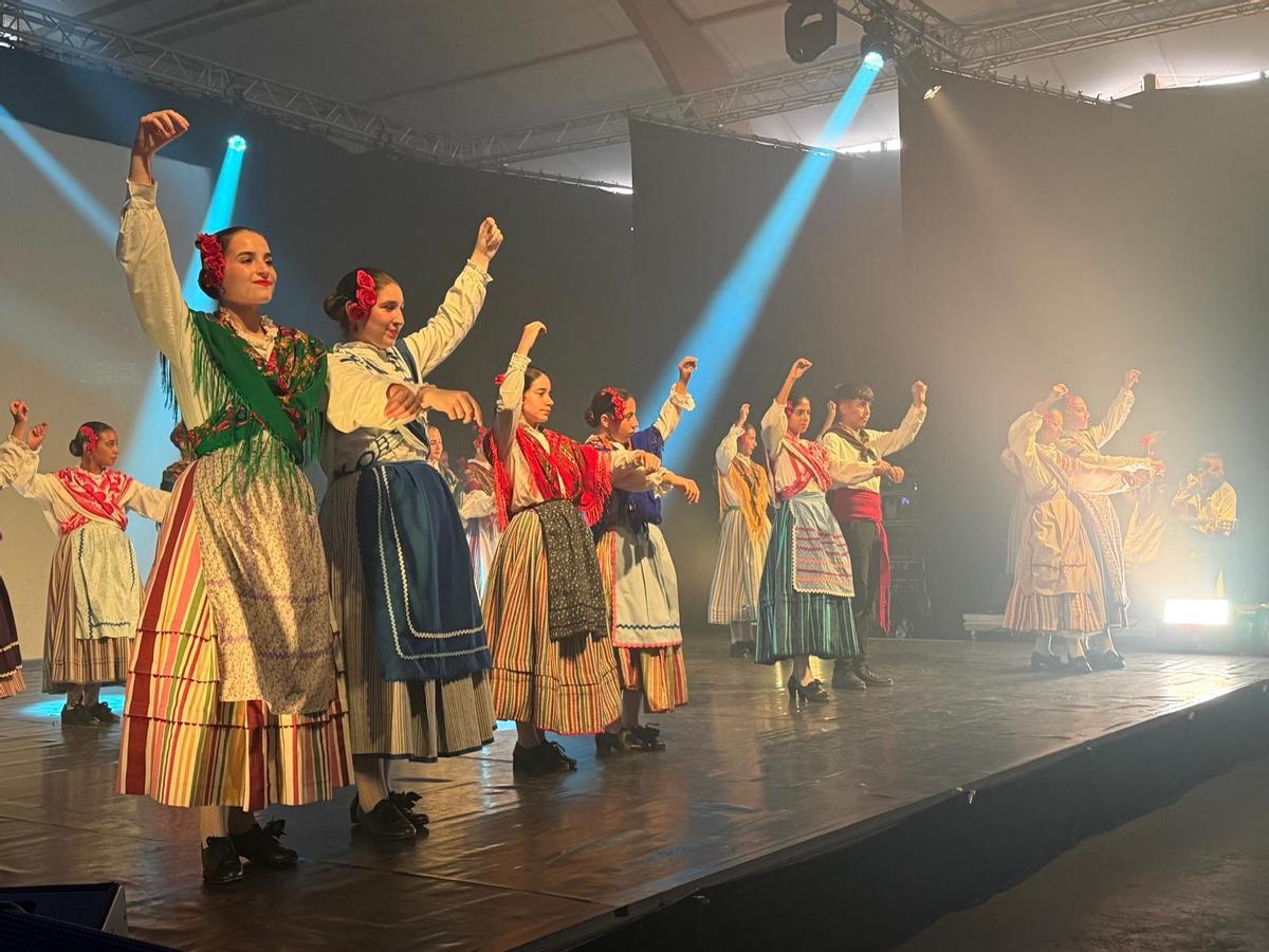 El grupo infantil y juvenil de Renacer de Badajoz durante una de sus actuaciones en Francia.
