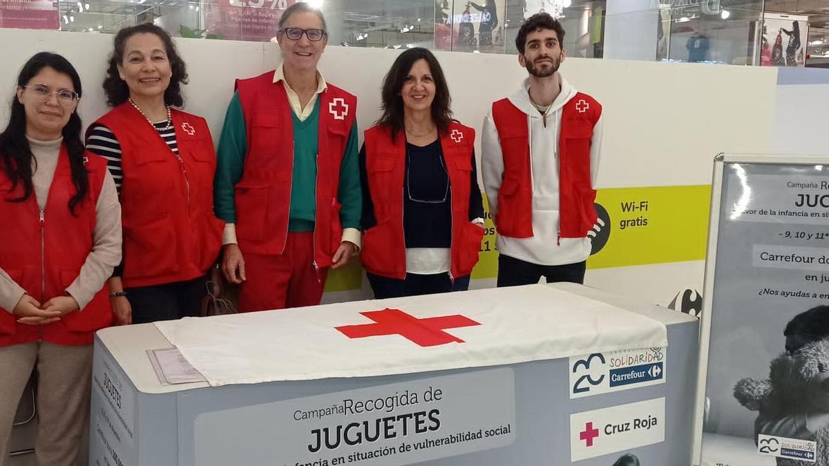 Voluntarios de Cruz Roja en la campaña de recogida de juguetes.