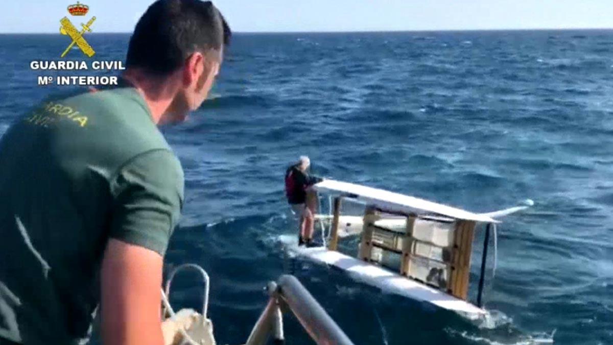 La Guardia Civil rescata a un hombre tras volcar su catamarán en Vilassar de Mar (Barcelona)