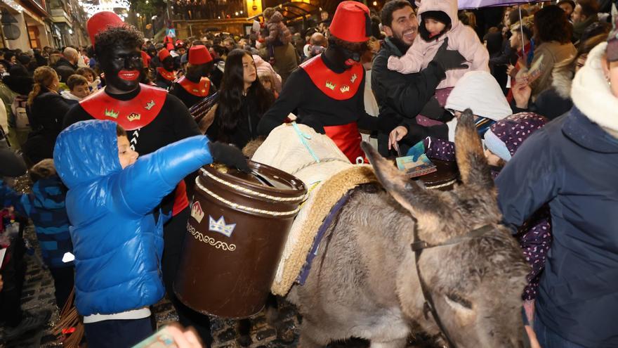 La Burrita y el Bando Real desafían a la lluvia en Alcoy