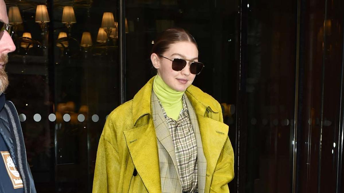 Gigi Hadid, con un trench amarillo