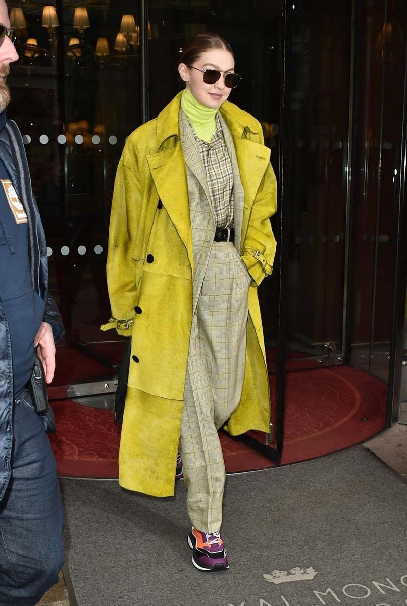 Gigi Hadid, con un trench amarillo