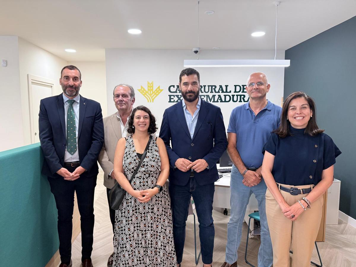 Urbano Caballo, presidente, y Rocío Morales, directora general, junto trabajadores de la nueva oficina en Plasencia.