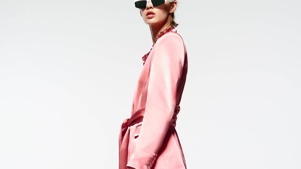 El traje de chaqueta rosa de Zara más ideal del mundo existe