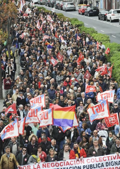 Unas 4.000 han secundado la manifestación convocada por UGT y CCOO que ha arrancado A Palloza y ha terminado en la plaza de Ourense, ante la Delegación del Gobierno en Galicia.