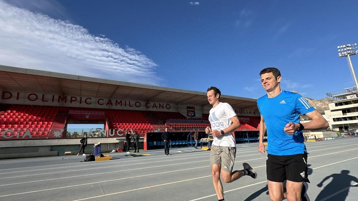 Los hermanos Brownlee entrenan en la pista de atletismo del Estadi Olímpic Camilo Cano