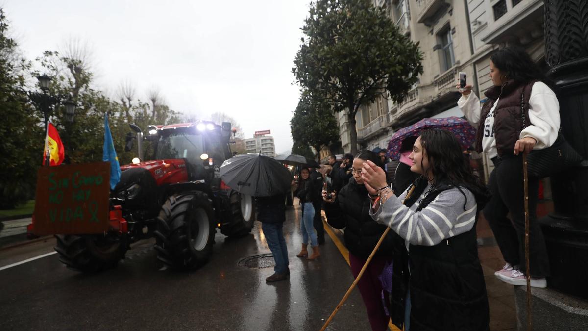 GANADEROS Y TRACTORES ABANDONANDO LA CALLE URIA TRAS DESCONVOCARSE LA PROTESTA