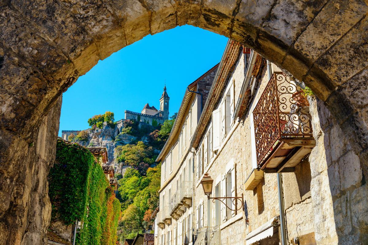 Vista del castillo desde una de las puertas que hay repartidas por el pueblo