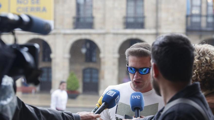 José Manuel Gómez de la Uz atendiendo a la prensa en una imagen de archivo.