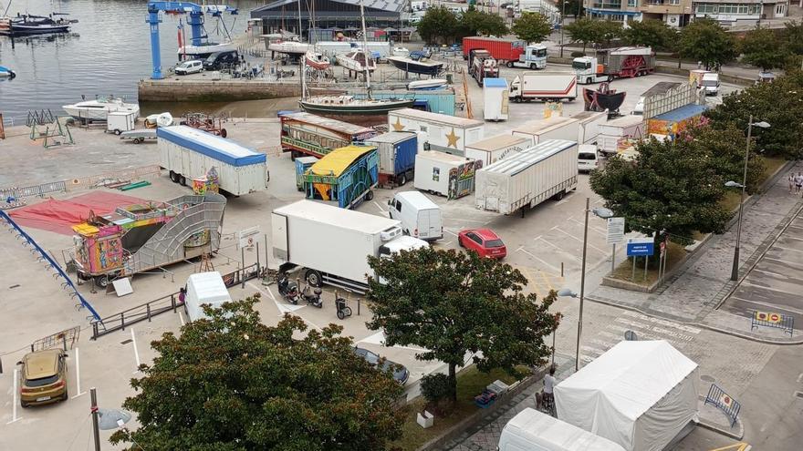 Vista general del recinto festivo, con los camiones de las atracciones