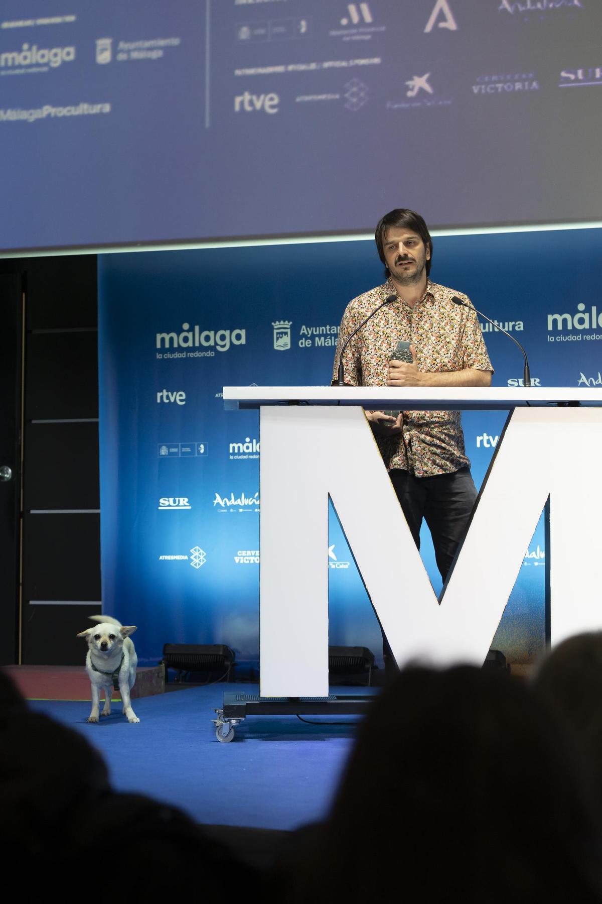 Emilio, coa súa cadeliña, coa que arranca o documental premiado.