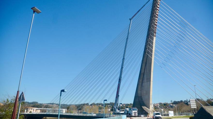 Tráfico en el puente de Os Tirantes. // R. Vázquez