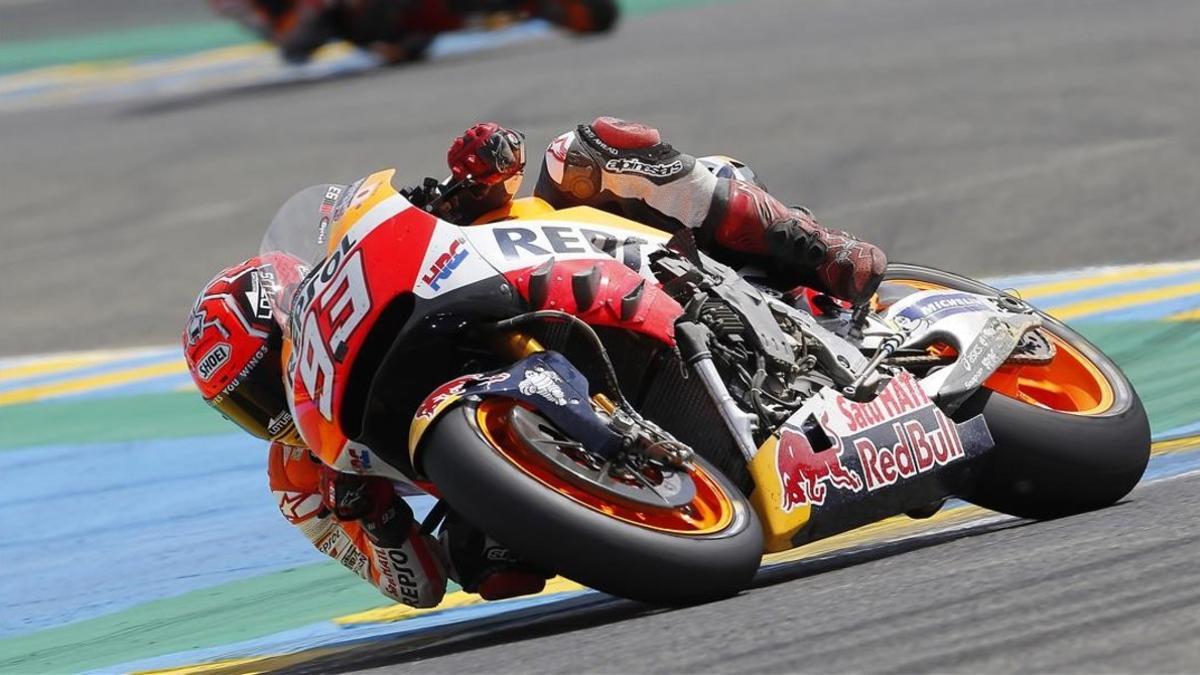 Marc Márquez persigue a las Yamaha y las Ducati antes de caerse durante el GP de Francia en Le Mans.