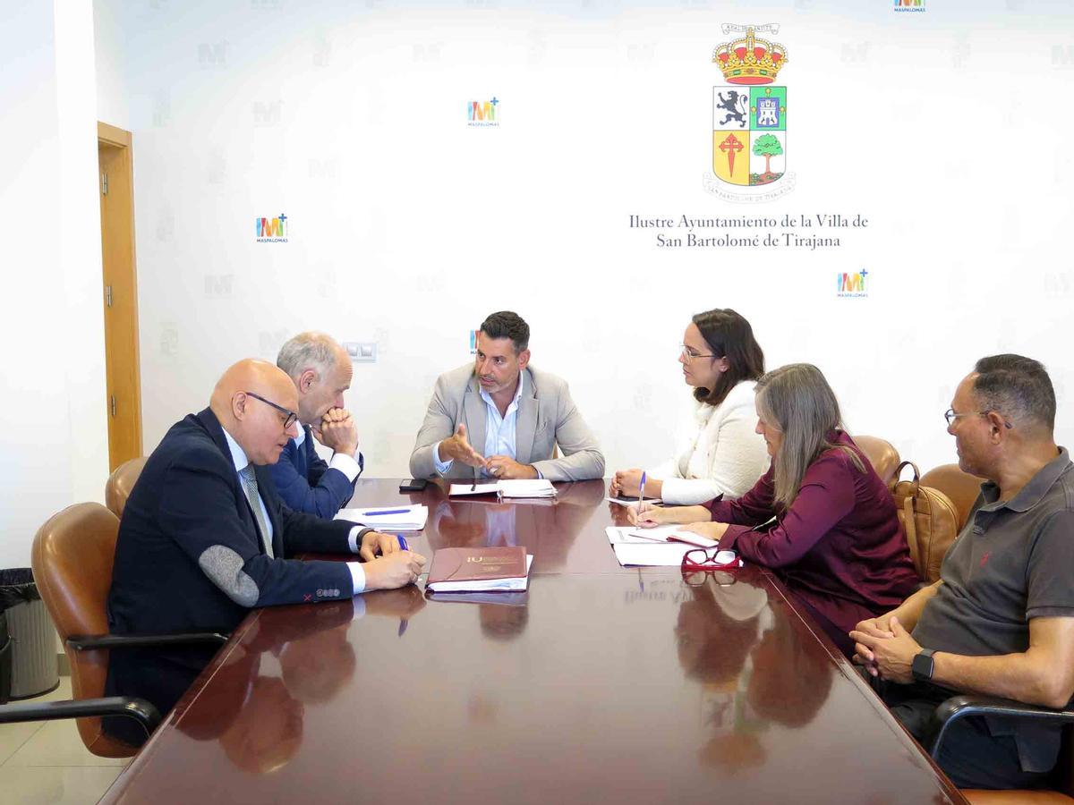 Alejandro Marichal y Davinia Ramírez se reúnen con el profesor Francisco Villar Roja, con presencia de Maribe Doreste, presidenta de la PALT.
