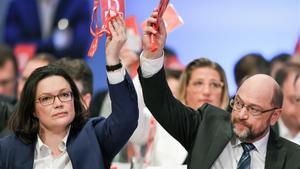 El líder de los sociademócratas alemanes, Martin Schulz, y la ministra de Empleo y Asuntos Sociales, Andrea Nahles, durante el congreso del SPD en Bonn.