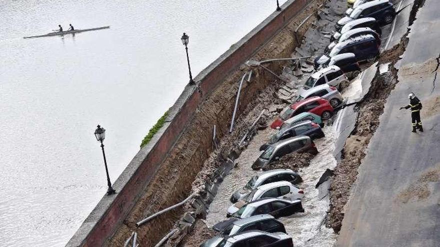 Un socavón a orillas del Arno en el centro de Florencia engulle a 20 coches aunque sin causar heridos