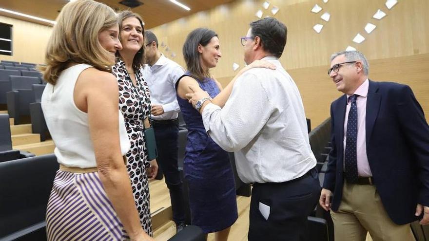 Eva Álvarez recibe felicitaciones tras ser elegida jueza decana de Córdoba, el 4 de octubre.