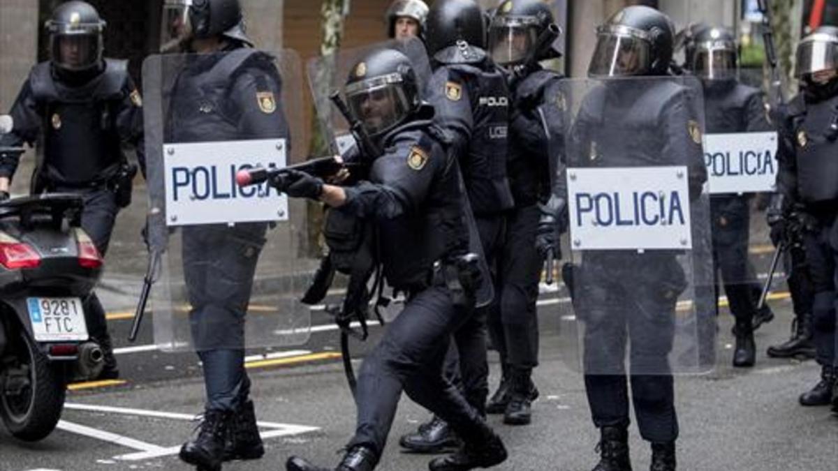 Carga policial con pelotas de goma en la escuela Ramon Llull, ayer por la mañana.