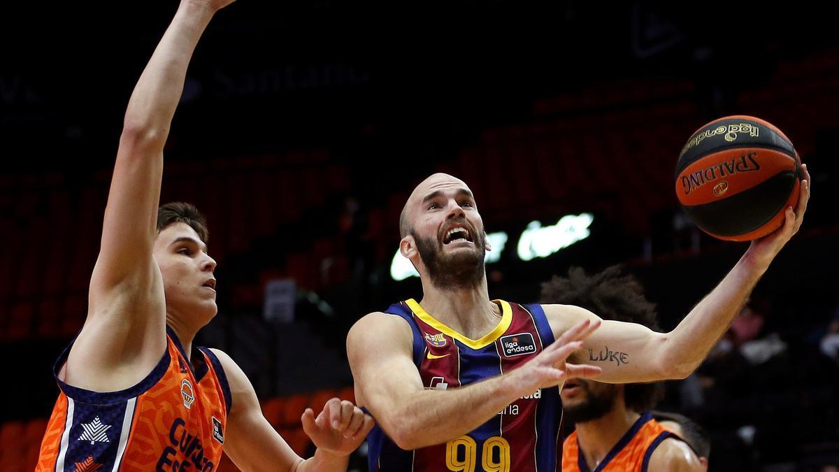 Nick Calathes tira a canasta ante Jaime Pradilla