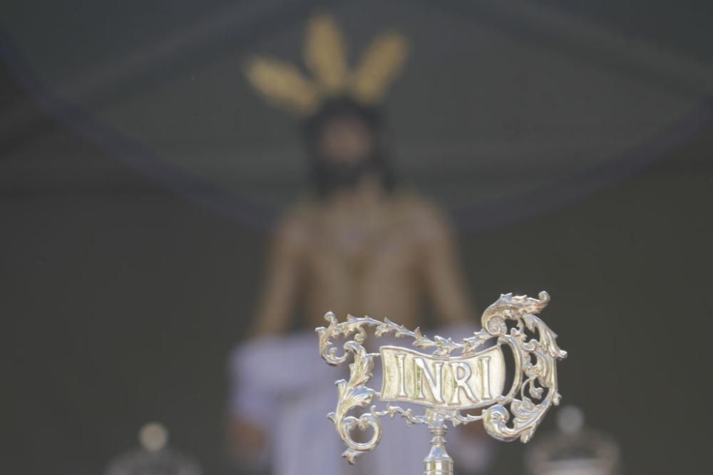 Desde un tinglao conjunto al colegio 'Espíritu Santo', a las cinco de la tarde del Viernes de Dolores comenzaba la Procesión de la Asociación de files de Jesús de la Salvación y la Virgen de la Encarnación.