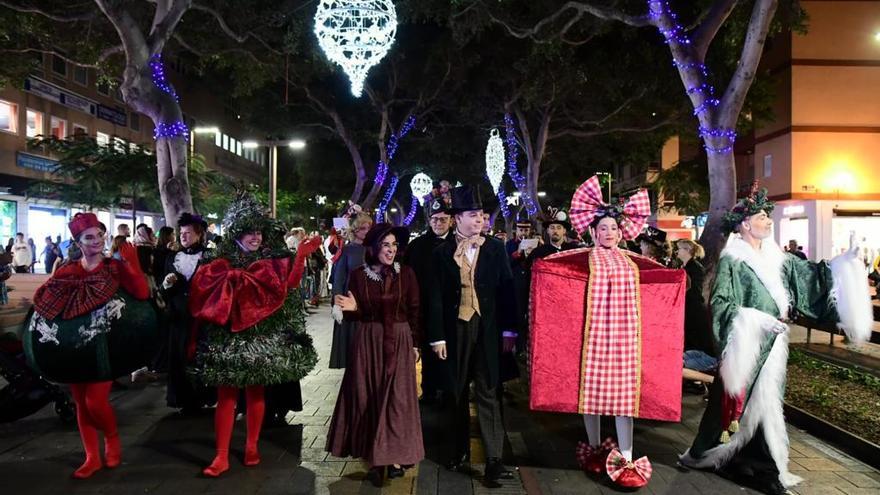 Carolina Darias y Adrián Santana acompañados de los personajes de &#039;Navidad de Cuento&#039; por Mesa y López