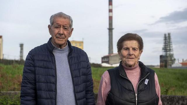 Ricardo Cedeira y Camila Pardo, frente a la refinería de Meicende. | Casteleiro/ Roller Agencia