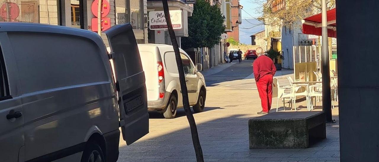 Dos furgonetas en la calle Brandariz.