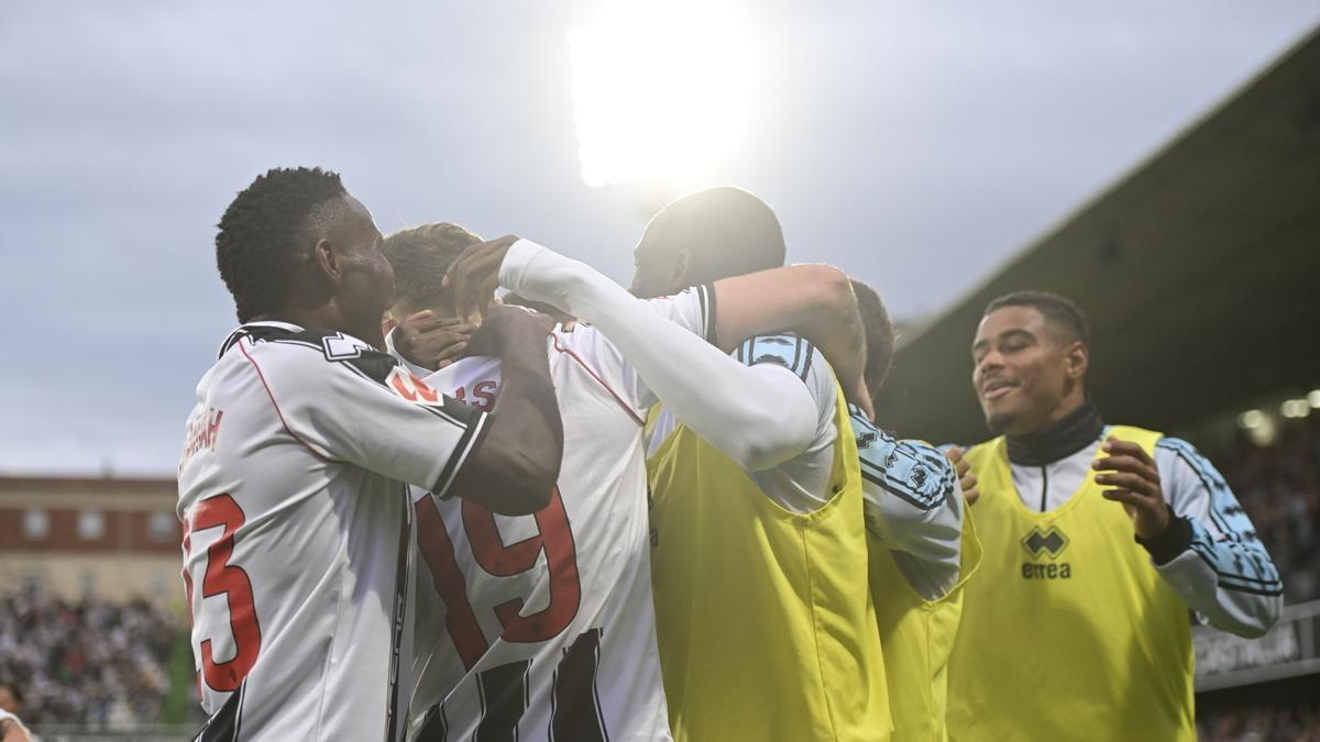 Los jugadores del CD Castellón celebran un gol en el SkyFi Castalia.