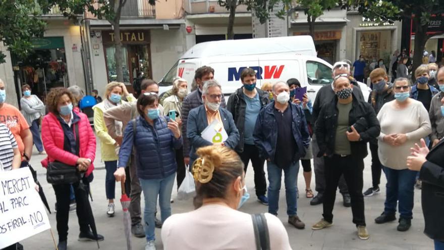 Protesta dels marxants de la roba que no volen anar al Recinte Firal de Figueres