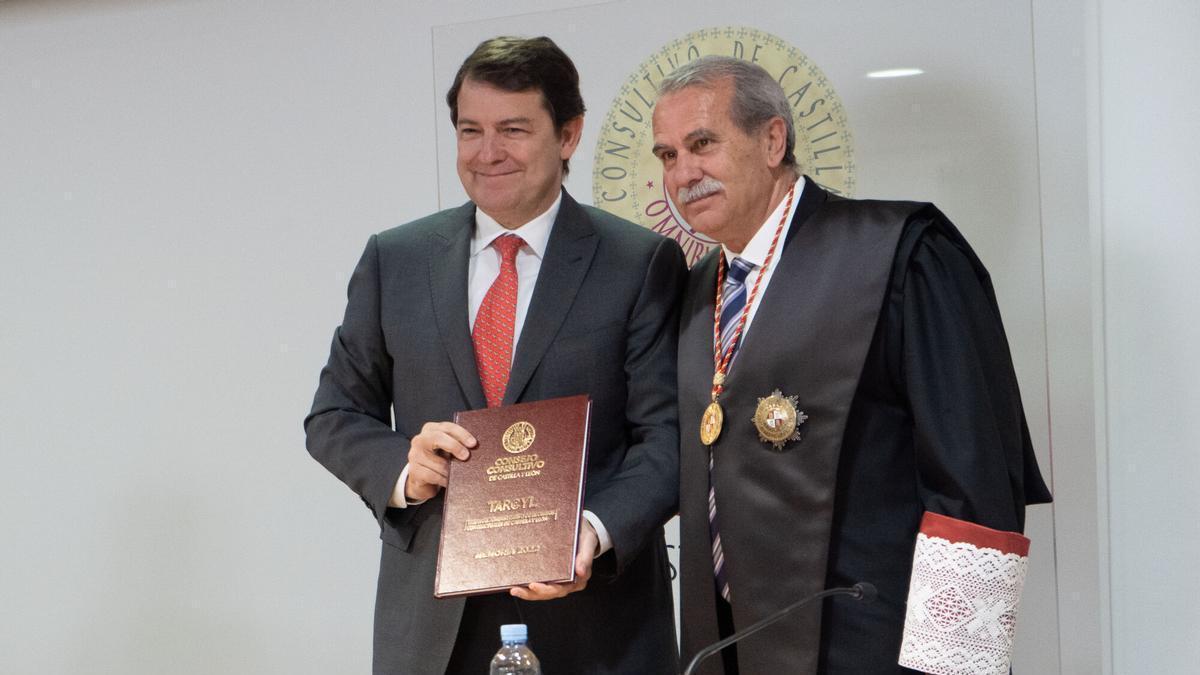 Alfonso Fernández Mañueco y Agustín S. De Vega, en la presentación de la memoria de 2024.
