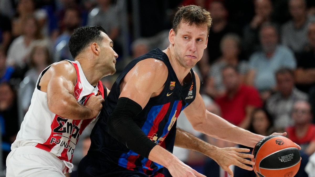 El pívot checo del Barcelona, Jan Vesely, bota el balón ante la defensa de Kostas Sloukas