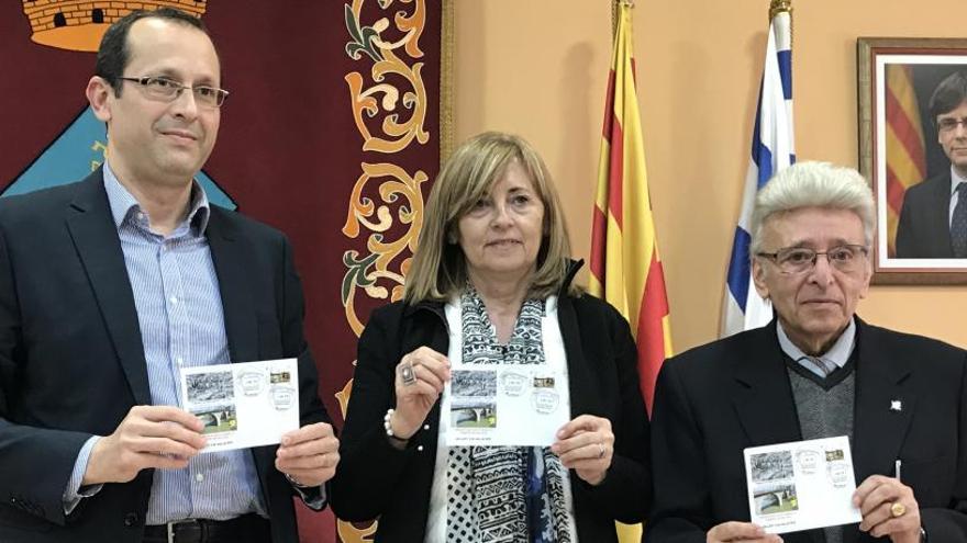 Per l&#039;esquerra, Chimeno, Argelaguet i Estruch, mostrant els sobres amb els segells